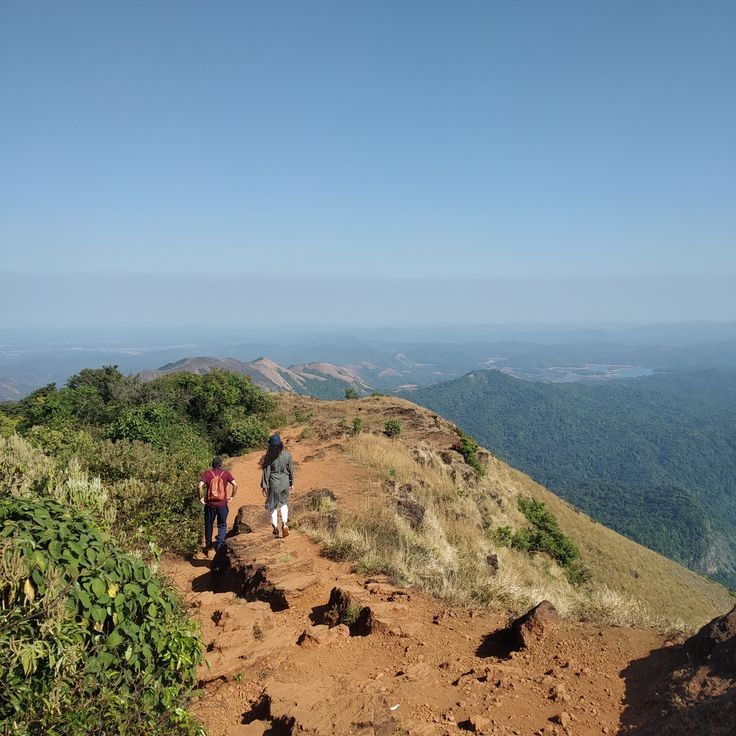 Rocky boulders and fort ruins on Makalidurga trail